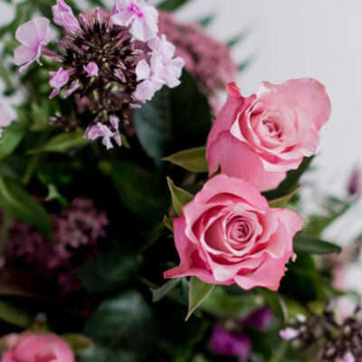 Nahaufnahme Blumenstrauss mit rosa Rosen