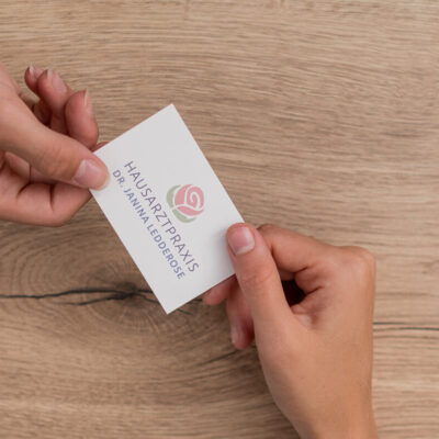 Nahaufnahme von Oben, zwei Hände halten eine Vistenkarte