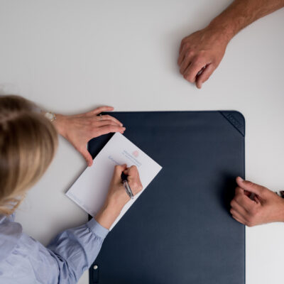 Nahaufnahme von Oben, Dr. Janina Ledderose gebeugt über einem Block schreibt etwas auf