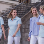 Dr. Janina Ledderose und ihr Team laufen nebeneinander die Straße entlang an einer Treppe vorbei